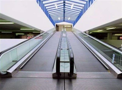 Glass Escalator는 성별에 따른 직업 분리 개념과 어떤 관련이 있습니까?